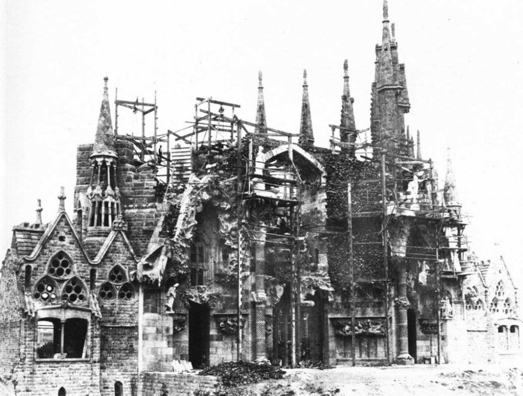 Sagrada-Familia-historical-photographs-Original La Sagrada Familia under construction, 1887.